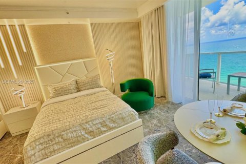 Hotel en venta en Sunny Isles Beach, Florida, 51.19 m2 № 1984027 - foto 12