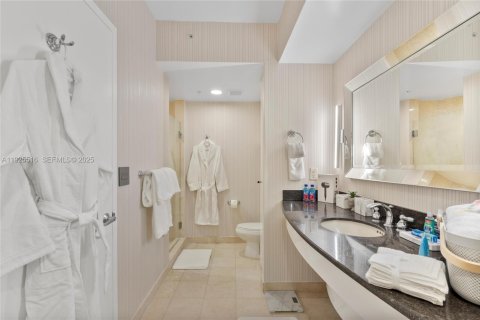 Hotel en venta en Sunny Isles Beach, Florida, 51.19 m2 № 1984027 - foto 15