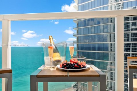 Hotel en venta en Sunny Isles Beach, Florida, 51.19 m2 № 1984027 - foto 2