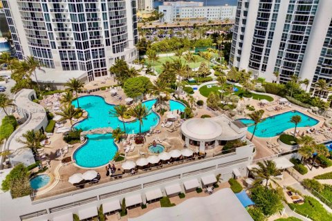 Hotel en venta en Sunny Isles Beach, Florida, 51.19 m2 № 1984027 - foto 27