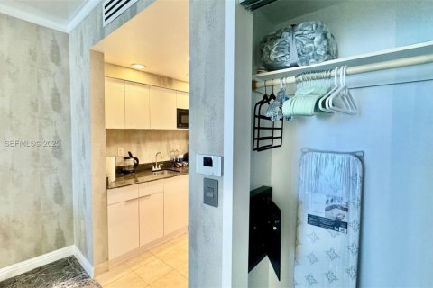 Hotel en venta en Sunny Isles Beach, Florida, 51.19 m2 № 1984027 - foto 23