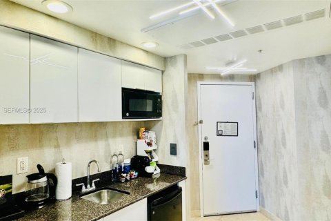 Hotel en venta en Sunny Isles Beach, Florida, 51.19 m2 № 1984027 - foto 19
