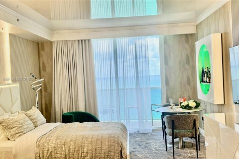 Hotel en venta en Sunny Isles Beach, Florida, 51.19 m2 № 1984027 - foto 10
