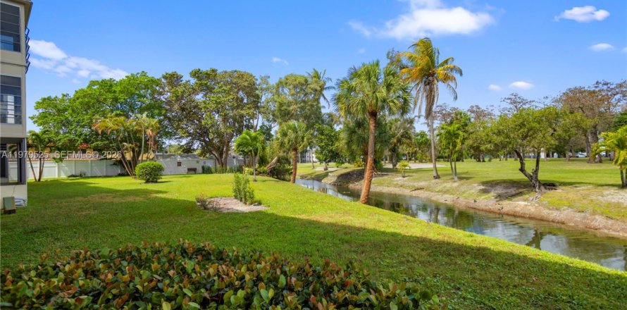 Condominio en Lauderhill, Florida, 2 dormitorios  № 2043936