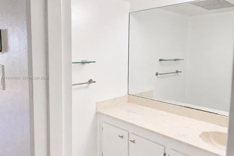 Condo in Miami, Florida, 1 bedroom  № 2180460 - photo 12