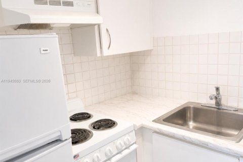 Condo in Miami, Florida, 1 bedroom  № 2180460 - photo 9