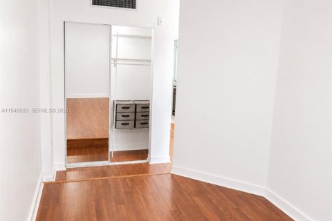 Condo in Miami, Florida, 1 bedroom  № 2180460 - photo 11