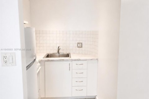 Condo in Miami, Florida, 1 bedroom  № 2180460 - photo 8