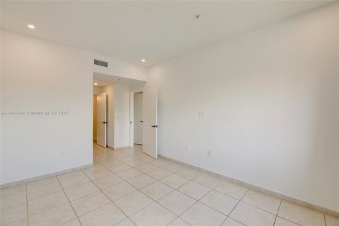 Condo in Doral, Florida, 2 bedrooms  № 1954076 - photo 16
