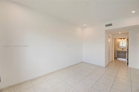 Condo in Doral, Florida, 2 bedrooms  № 1954076 - photo 17