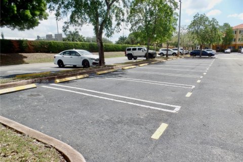 Condo in Doral, Florida, 2 bedrooms  № 1954076 - photo 27