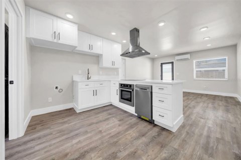 Duplex in Saint Pete Beach, Florida 5 bedrooms, 186.92 sq.m. № 2098124 - photo 14