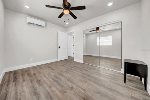 Duplex in Saint Pete Beach, Florida 5 bedrooms, 186.92 sq.m. № 2098124 - photo 5