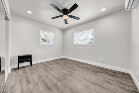 Duplex in Saint Pete Beach, Florida 5 bedrooms, 186.92 sq.m. № 2098124 - photo 6