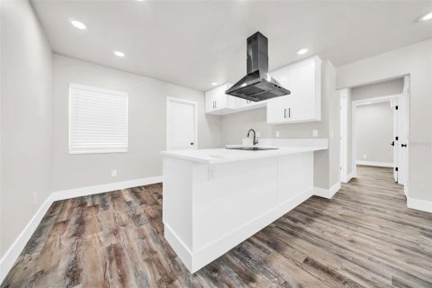 Duplex in Saint Pete Beach, Florida 5 bedrooms, 186.92 sq.m. № 2098124 - photo 23