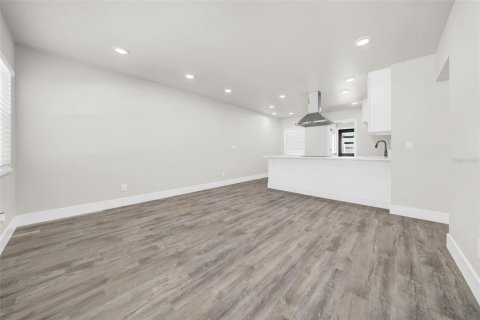 Duplex in Saint Pete Beach, Florida 5 bedrooms, 186.92 sq.m. № 2098124 - photo 18