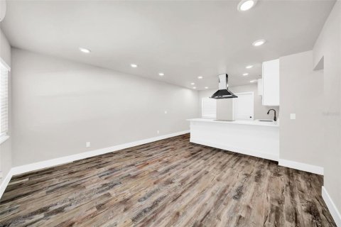Duplex in Saint Pete Beach, Florida 5 bedrooms, 186.92 sq.m. № 2098124 - photo 25