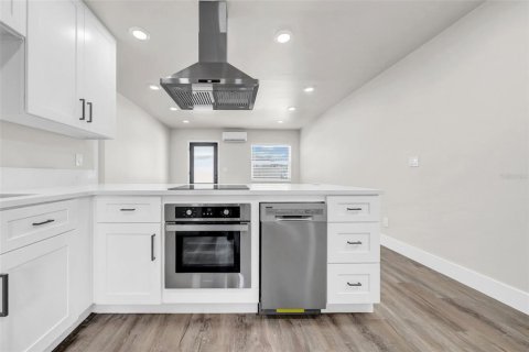 Duplex in Saint Pete Beach, Florida 5 bedrooms, 186.92 sq.m. № 2098124 - photo 13