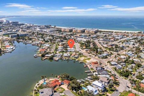Duplex in Saint Pete Beach, Florida 5 bedrooms, 186.92 sq.m. № 2098124 - photo 4