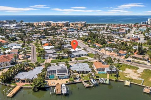 Duplex in Saint Pete Beach, Florida 5 bedrooms, 186.92 sq.m. № 2098124 - photo 2