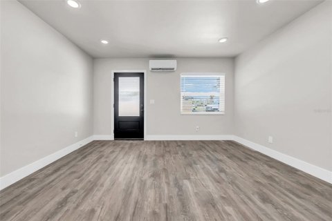 Duplex in Saint Pete Beach, Florida 5 bedrooms, 186.92 sq.m. № 2098124 - photo 17