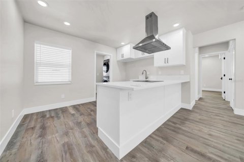 Duplex in Saint Pete Beach, Florida 5 bedrooms, 186.92 sq.m. № 2098124 - photo 9