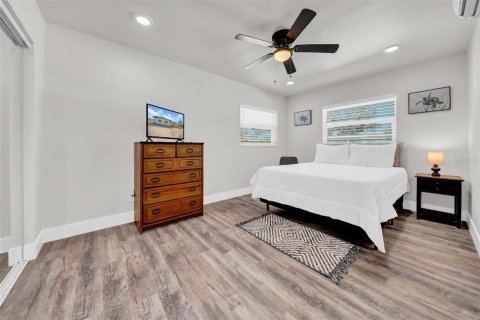 Duplex in Saint Pete Beach, Florida 5 bedrooms, 186.92 sq.m. № 2098124 - photo 30
