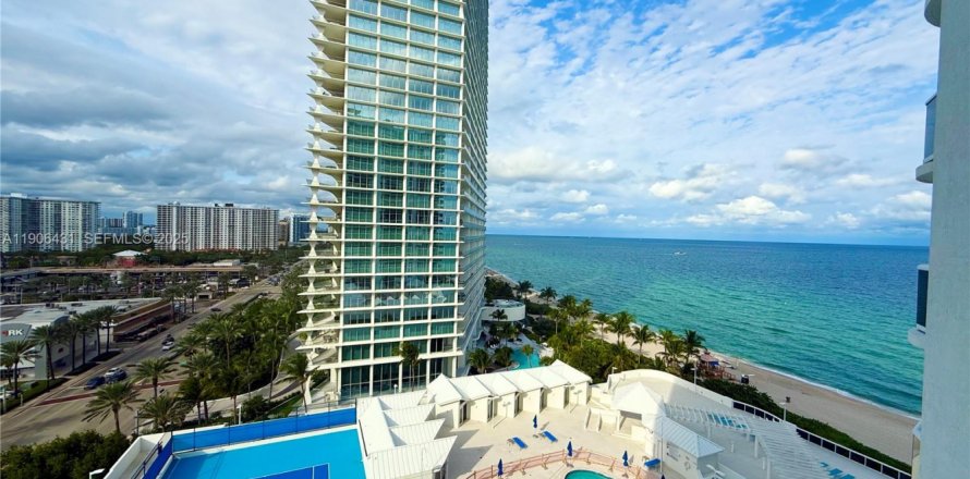Condominio en Sunny Isles Beach, Florida, 2 dormitorios  № 1982240