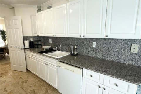 Condominio en alquiler en Sunny Isles Beach, Florida, 2 dormitorios, 160.72 m2 № 1982240 - foto 11