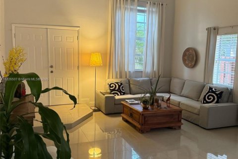 House in Miami, Florida 4 bedrooms, 231.23 sq.m. № 1839088 - photo 2