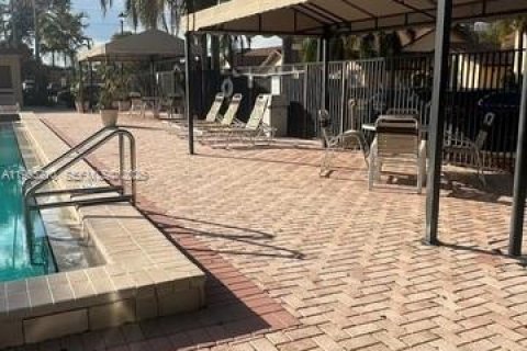 Condo in North Miami, Florida, 2 bedrooms № 2026506 - photo 5