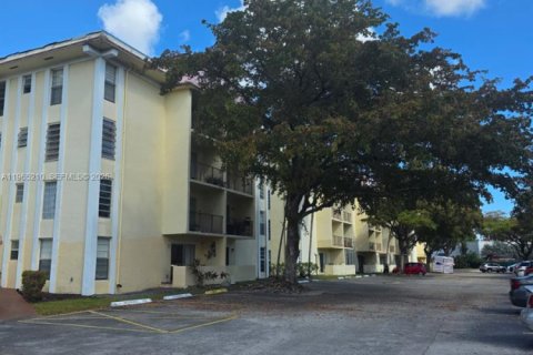 Condo in North Miami, Florida, 2 bedrooms № 2026506 - photo 2
