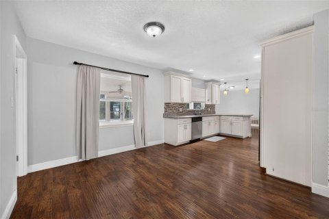 House in Maitland, Florida 4 bedrooms, 218.51 sq.m. № 2204138 - photo 7