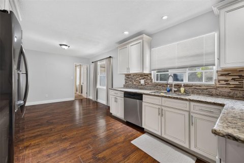 House in Maitland, Florida 4 bedrooms, 218.51 sq.m. № 2204138 - photo 16