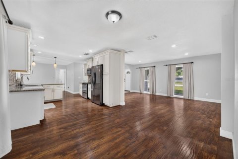 House in Maitland, Florida 4 bedrooms, 218.51 sq.m. № 2204138 - photo 8