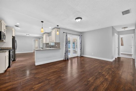 House in Maitland, Florida 4 bedrooms, 218.51 sq.m. № 2204138 - photo 11
