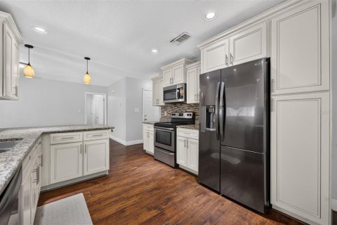 House in Maitland, Florida 4 bedrooms, 218.51 sq.m. № 2204138 - photo 17