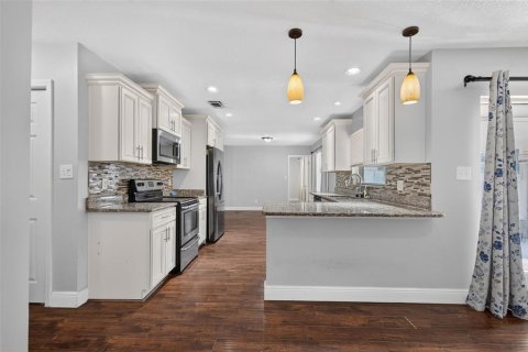 House in Maitland, Florida 4 bedrooms, 218.51 sq.m. № 2204138 - photo 14