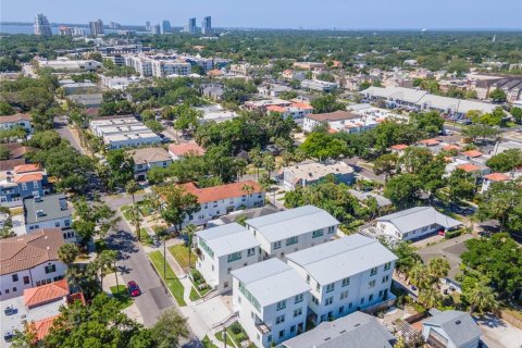 Townhouse in Tampa, Florida 3 bedrooms, 255.48 sq.m. № 1424955 - photo 4