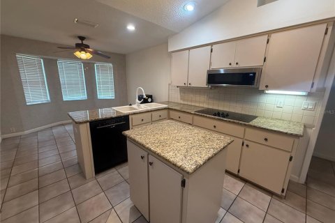 House in Leesburg, Florida 2 bedrooms, 211.82 sq.m. № 2216980 - photo 9