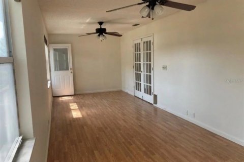 House in Leesburg, Florida 2 bedrooms, 211.82 sq.m. № 2216980 - photo 7
