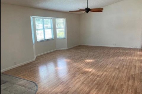 House in Leesburg, Florida 2 bedrooms, 211.82 sq.m. № 2216980 - photo 5