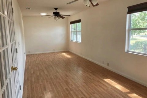 House in Leesburg, Florida 2 bedrooms, 211.82 sq.m. № 2216980 - photo 6