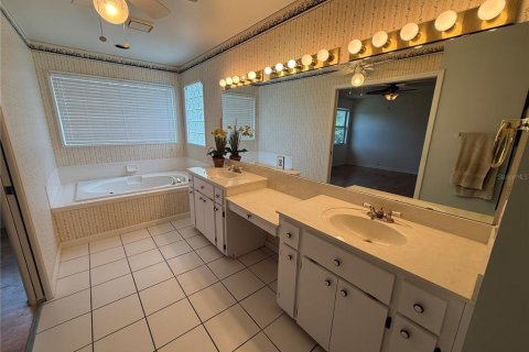 House in Leesburg, Florida 2 bedrooms, 211.82 sq.m. № 2216980 - photo 16
