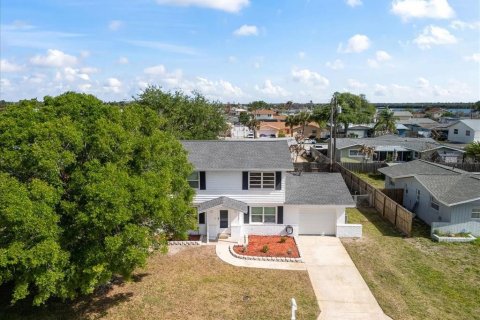 House in Merrit Island, Florida 3 bedrooms, 136.57 sq.m. № 2209355 - photo 5