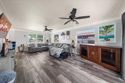 House in Merrit Island, Florida 3 bedrooms, 136.57 sq.m. № 2209355 - photo 12