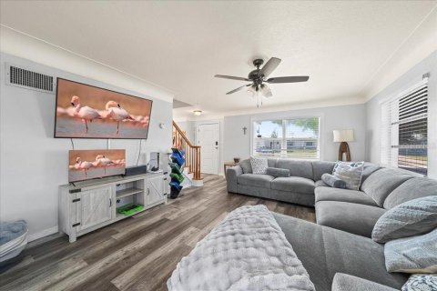 House in Merrit Island, Florida 3 bedrooms, 136.57 sq.m. № 2209355 - photo 13