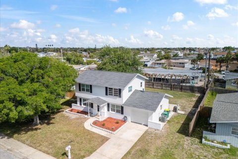 House in Merrit Island, Florida 3 bedrooms, 136.57 sq.m. № 2209355 - photo 4