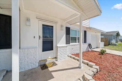 House in Merrit Island, Florida 3 bedrooms, 136.57 sq.m. № 2209355 - photo 9