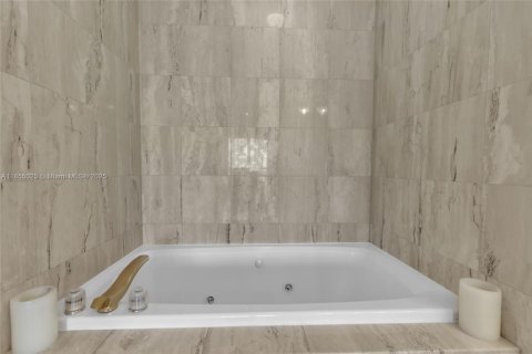 Copropriété à vendre à Miami Beach, Floride: 2 chambres, 104.98 m2 № 2021422 - photo 20